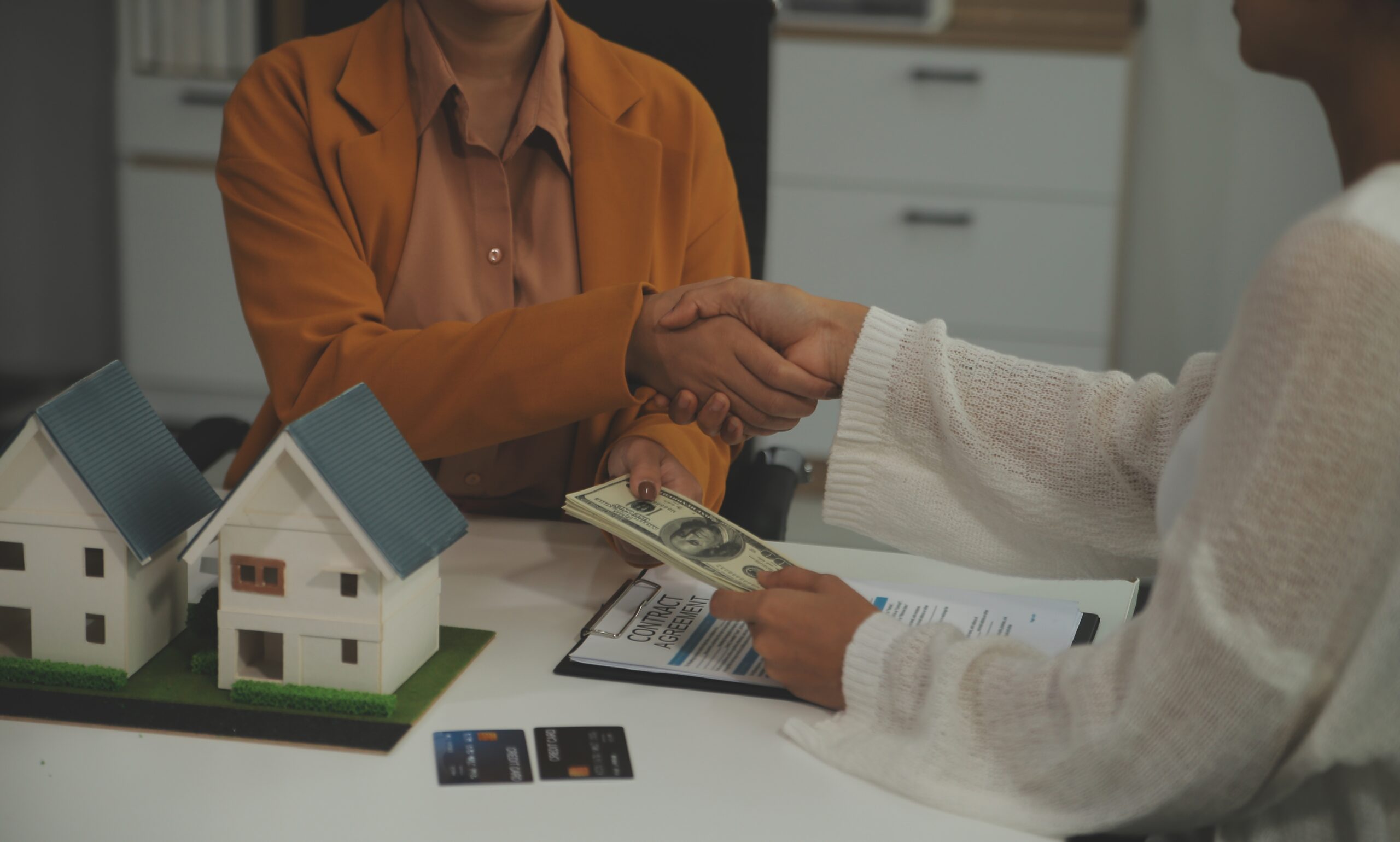 Why Las Vegas Home Listings Stall in Summer and How Cash Buyers Help